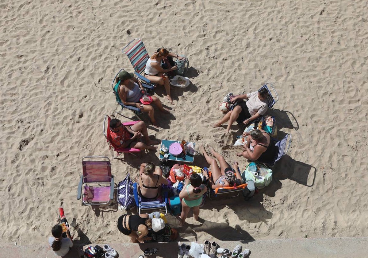 El tiempo primaveral llena las playas de Cádiz