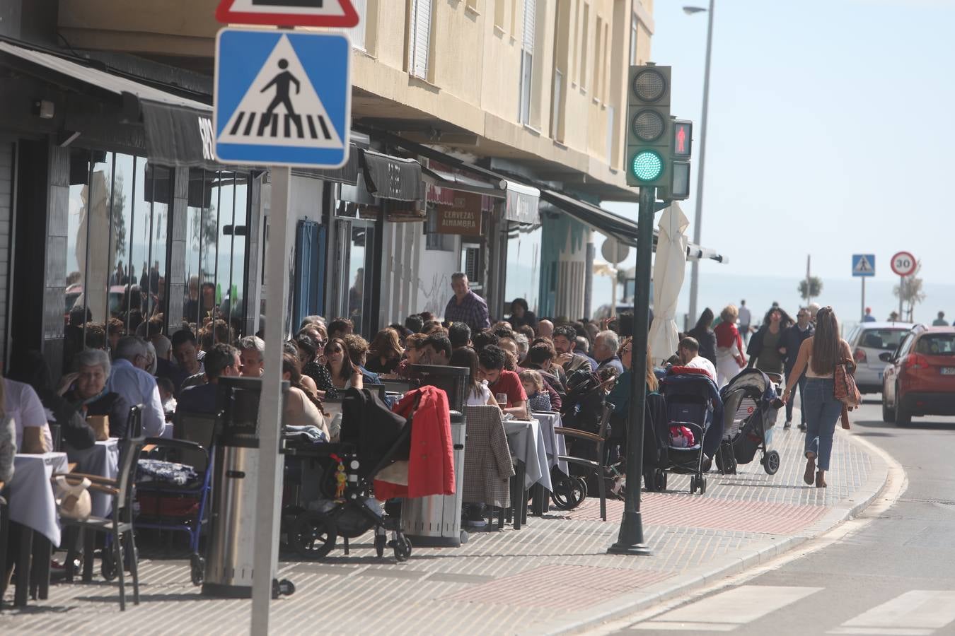 El tiempo primaveral llena las playas de Cádiz