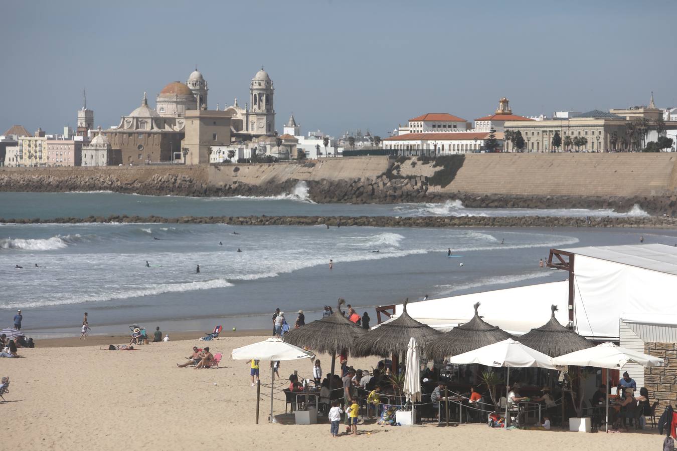 El tiempo primaveral llena las playas de Cádiz