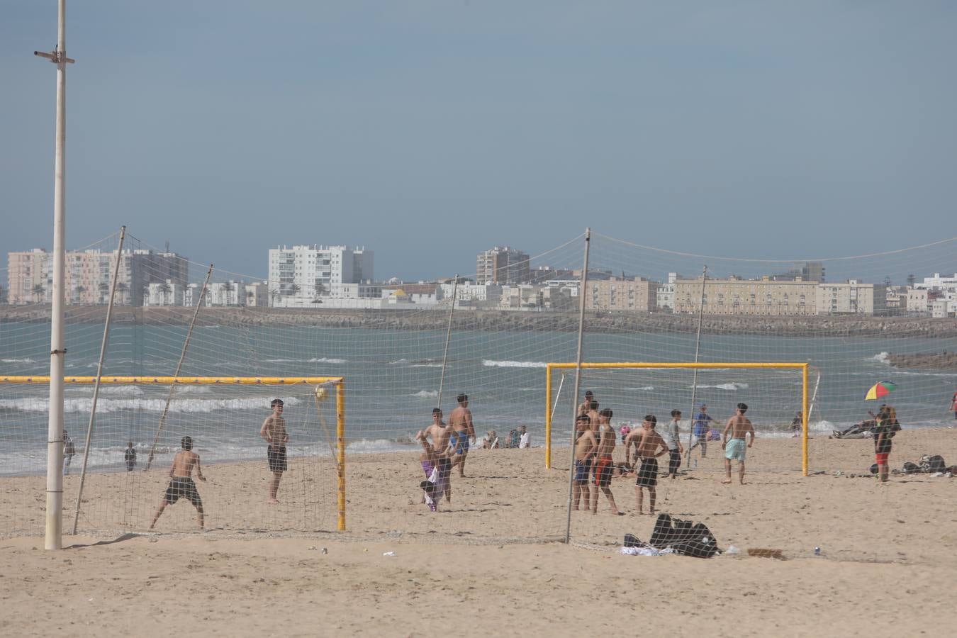 El tiempo primaveral llena las playas de Cádiz