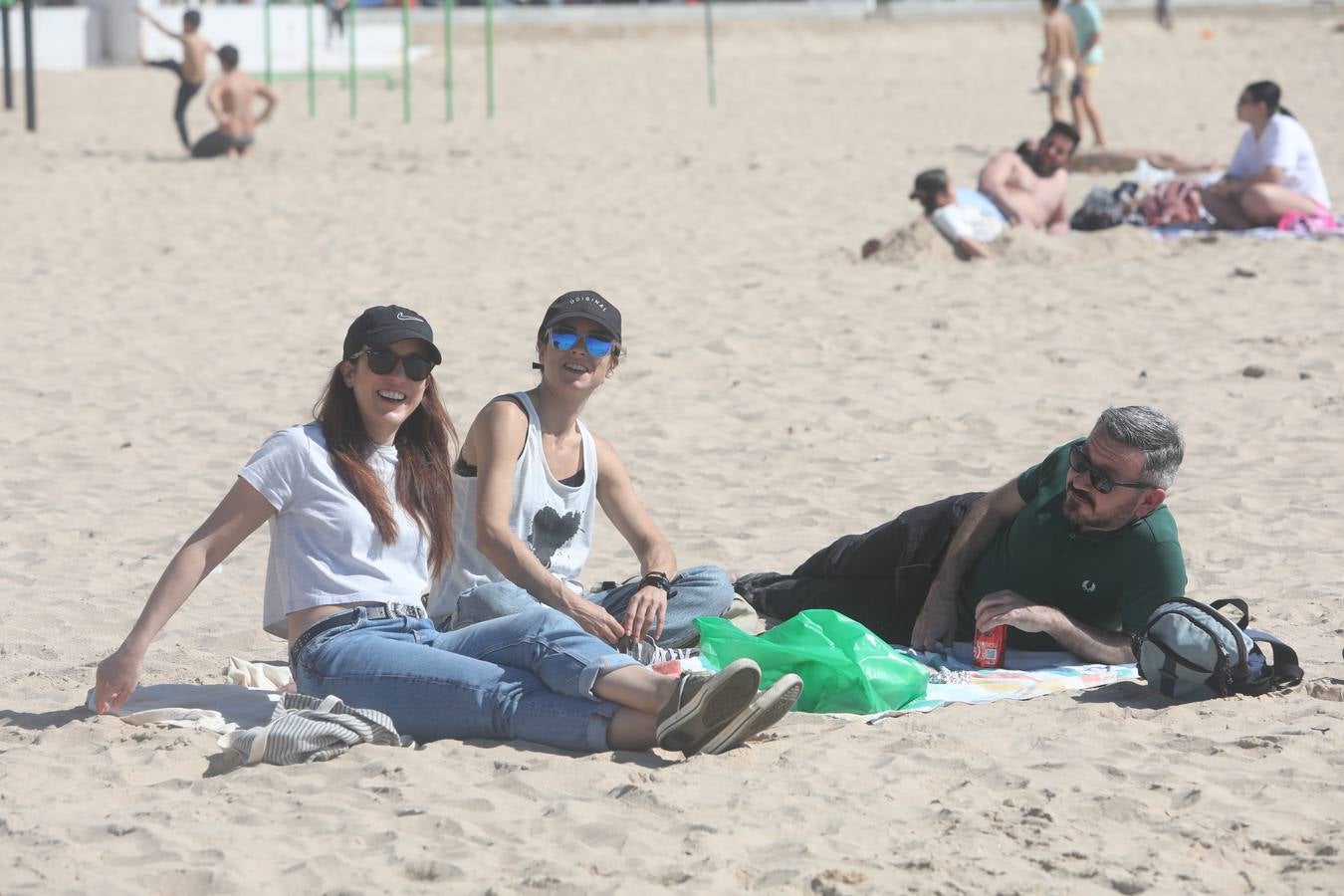 El tiempo primaveral llena las playas de Cádiz