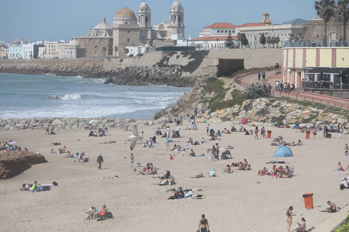 El tiempo primaveral llena las playas de Cádiz