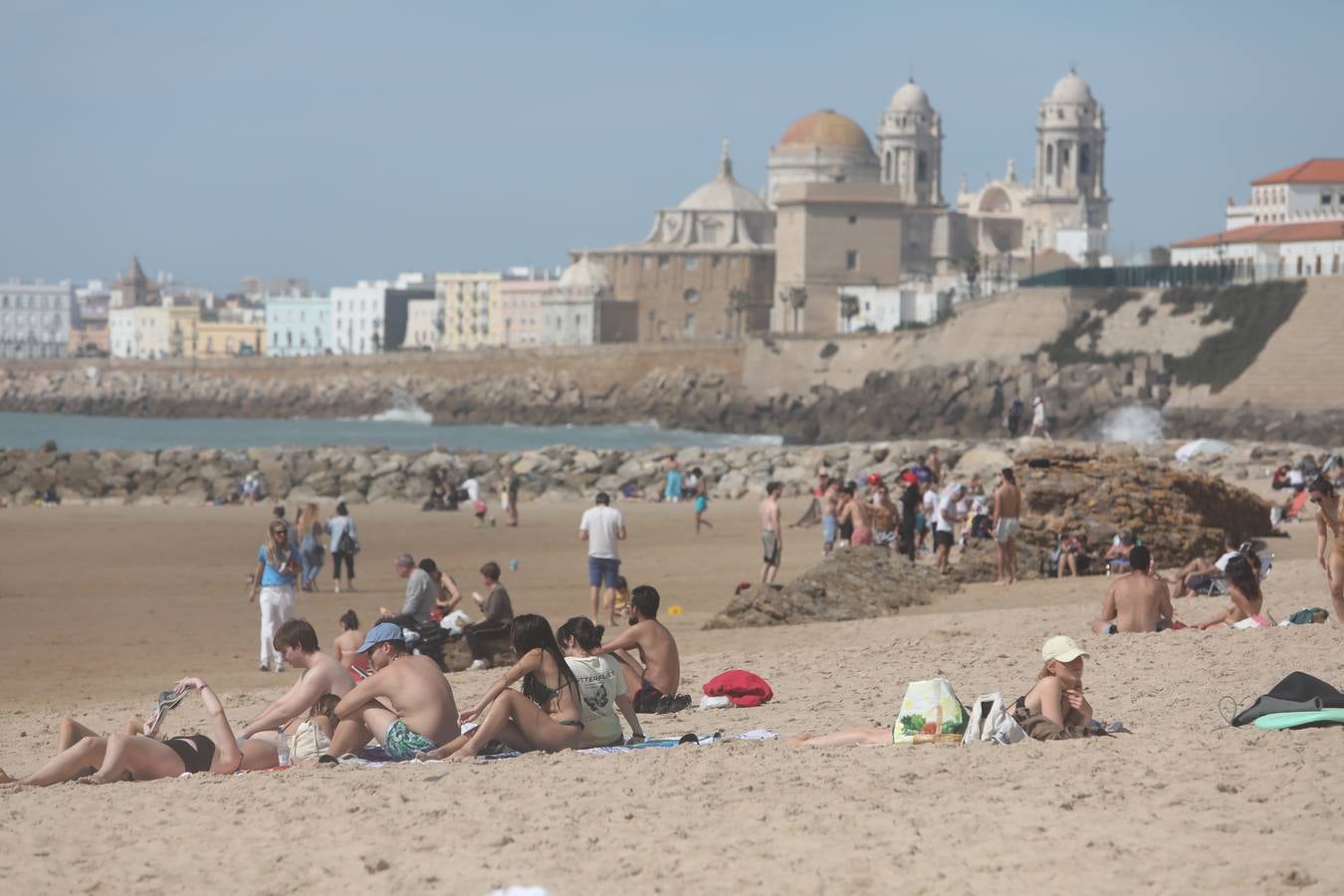 El tiempo primaveral llena las playas de Cádiz