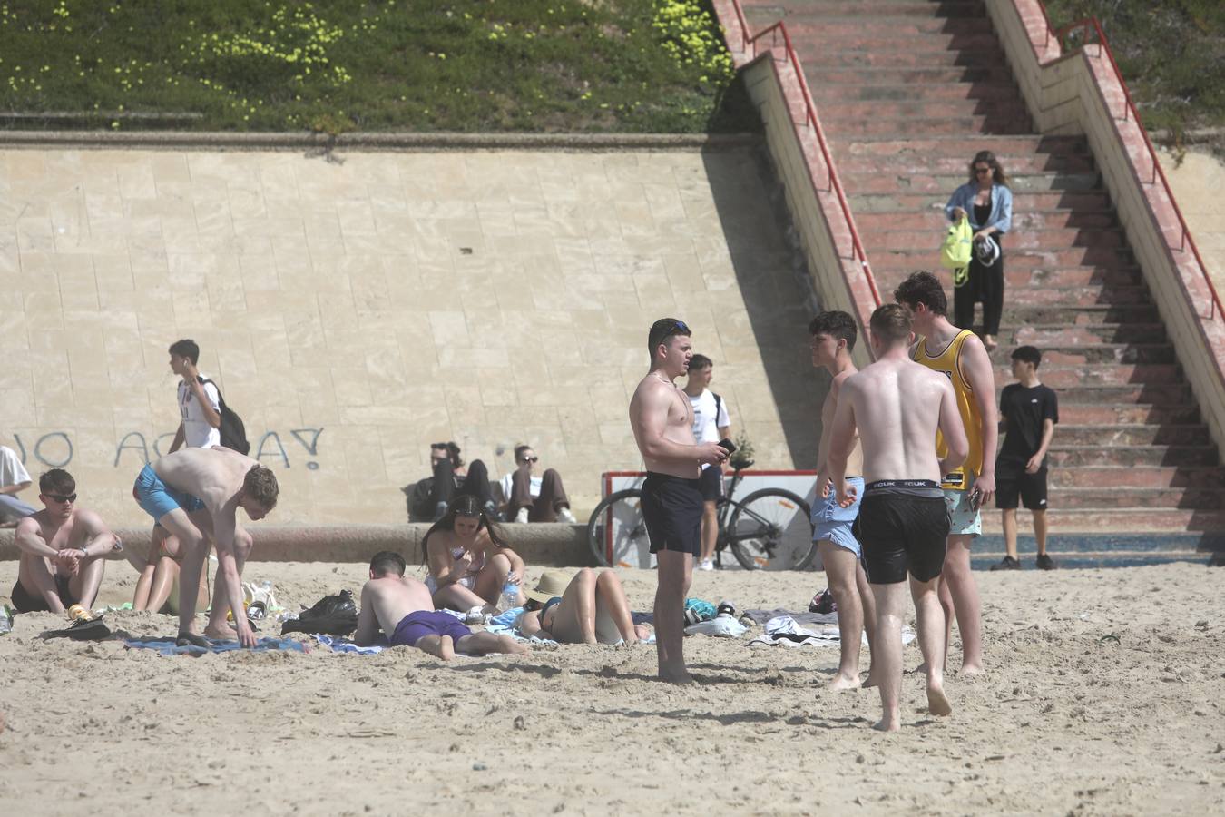 El tiempo primaveral llena las playas de Cádiz