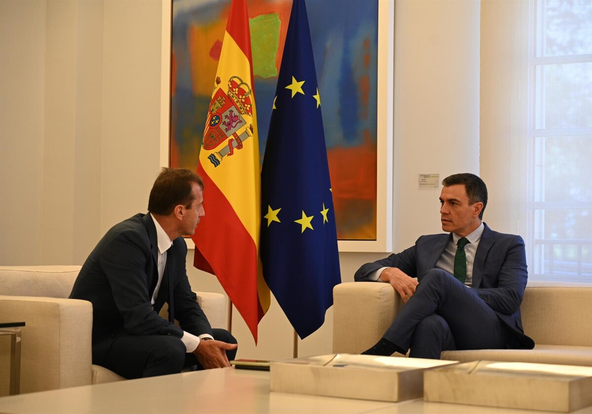 El presidente del Gobierno, Pedro Sánchez, se ha reunido con el consejero delegado de Airbus, Guillaume Faury.