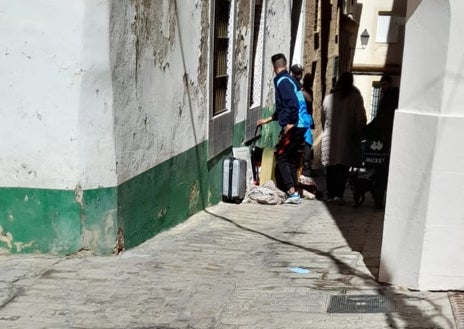 Imagen secundaria 1 - Una empresa &#039;desokupa&#039; desaloja otra casa en Cádiz