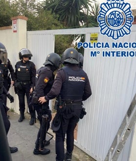 Imagen secundaria 2 - Arriba, una cámara escondida tras un cuadro al que hicieron un agujero para el objetivo. Accesorios de lujo intervenidos. Agentes de la UPR entran para la detención y registro.