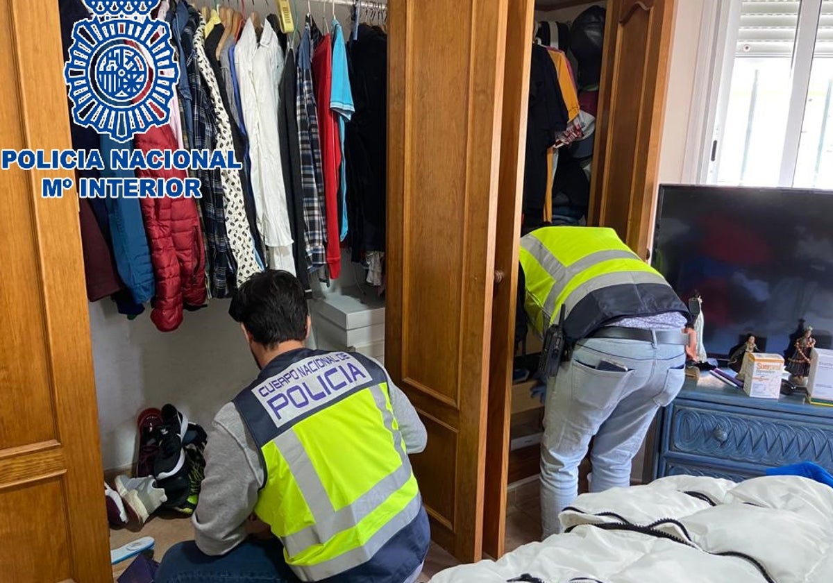 Los agemtesm durante el registro del chalé de El Puerto.