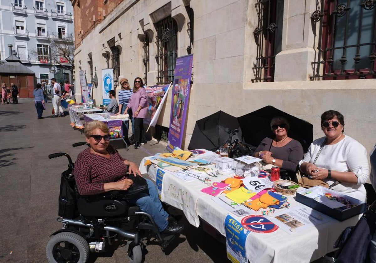 Asociaciones de mujeres y otras entidades de Cádiz visibilizan su trabajo ante la ciudadanía