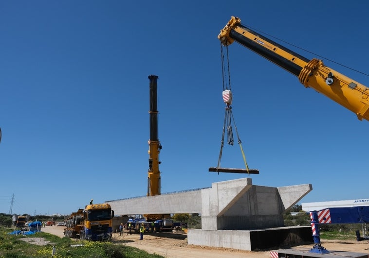 El viaducto del tren de La Cabezuela aborda la colocación del tablero