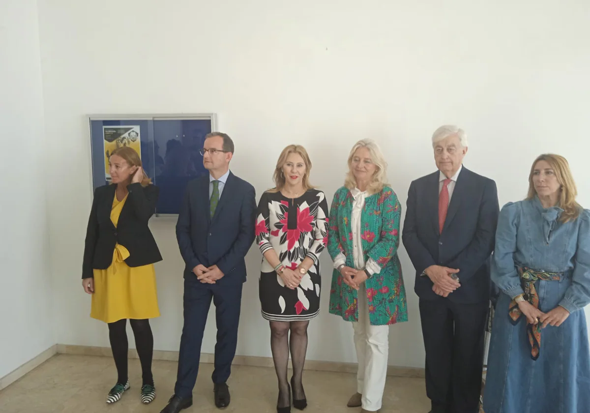 La consejera, en el centro de la imagen, junto a empresarios y cargos políticos de Cádiz