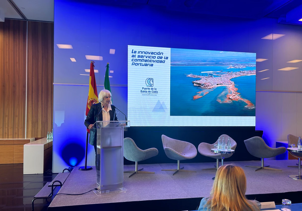 Teófila Martínez presenta la jornada 'La innovación al servio de la combatividad portuaria'