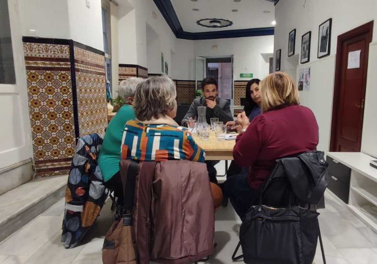 David de la Cruz, junto a familiares de personas con patologías duales.