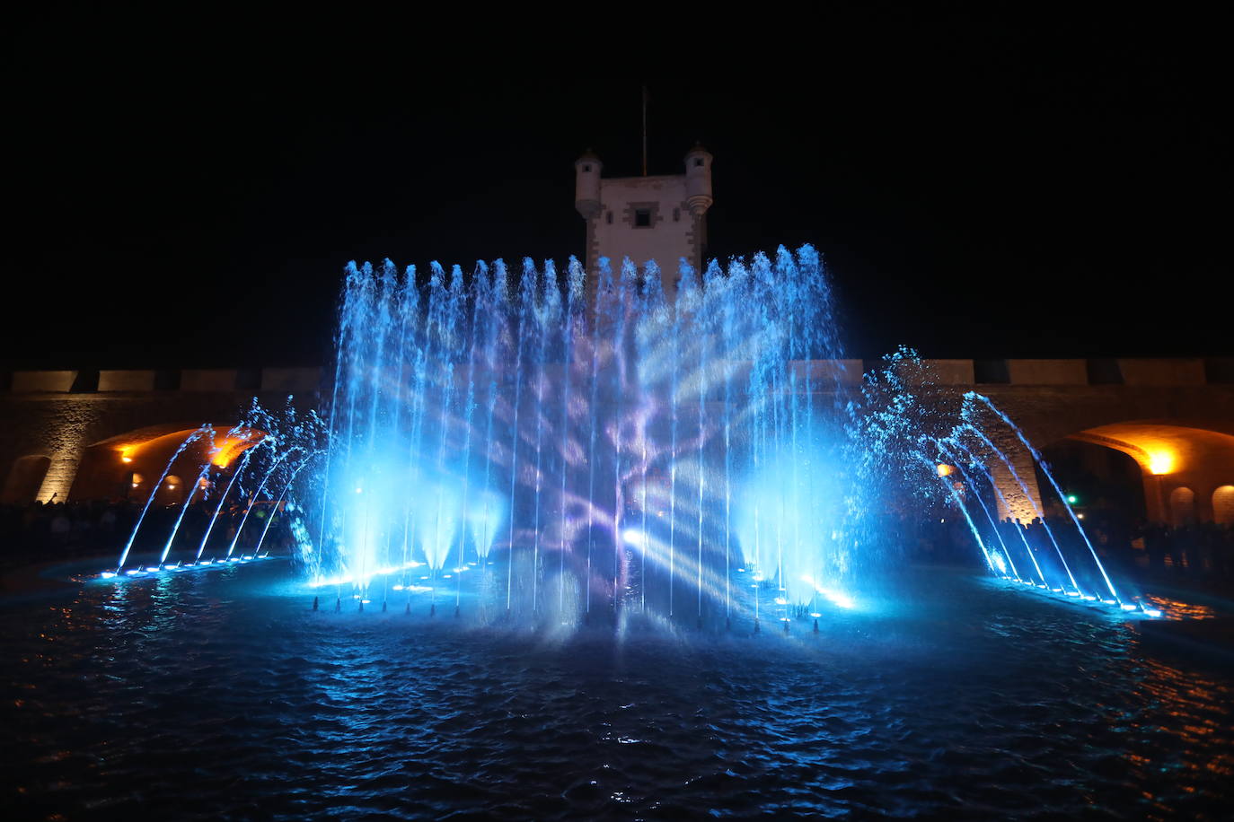 FOTOS: Luz, proyecciones y agua... la fuente cibernética de Cádiz