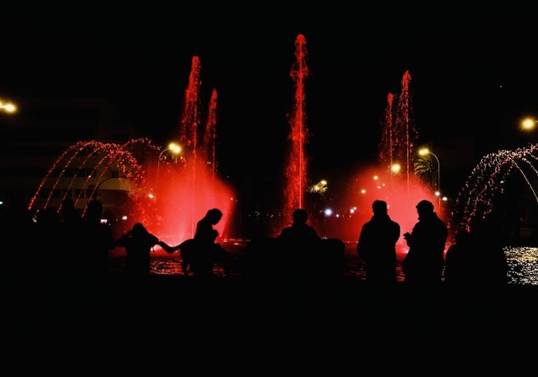 FOTOS: Luz, proyecciones y agua... la fuente cibernética de Cádiz