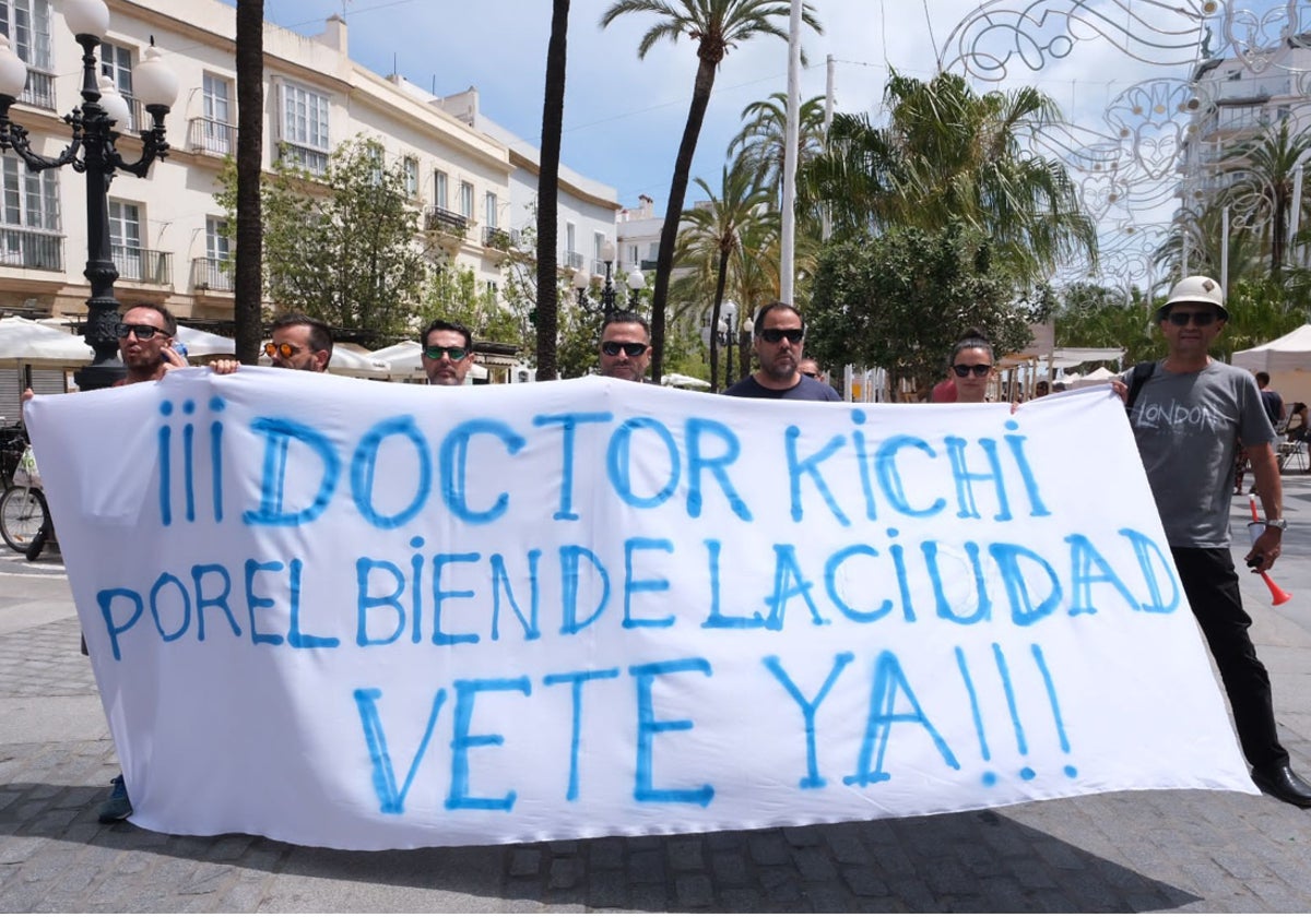 Una de las protestas de los sindicatos policiales a las puertas del Ayuntamiento de Cádiz.