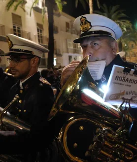 Imagen secundaria 2 - Vídeo: Así suenan las bandas de Rosario y Polillas en el pasacalles en la plaza de la Catedral de Cádiz