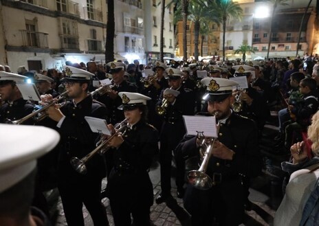 Imagen secundaria 1 - Vídeo: Así suenan las bandas de Rosario y Polillas en el pasacalles en la plaza de la Catedral de Cádiz