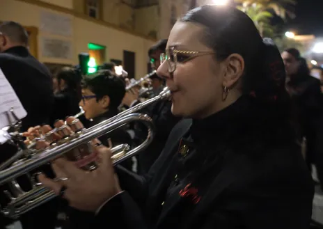 Imagen secundaria 1 - Vídeo: Así suenan las bandas de Rosario y Polillas en el pasacalles en la plaza de la Catedral de Cádiz
