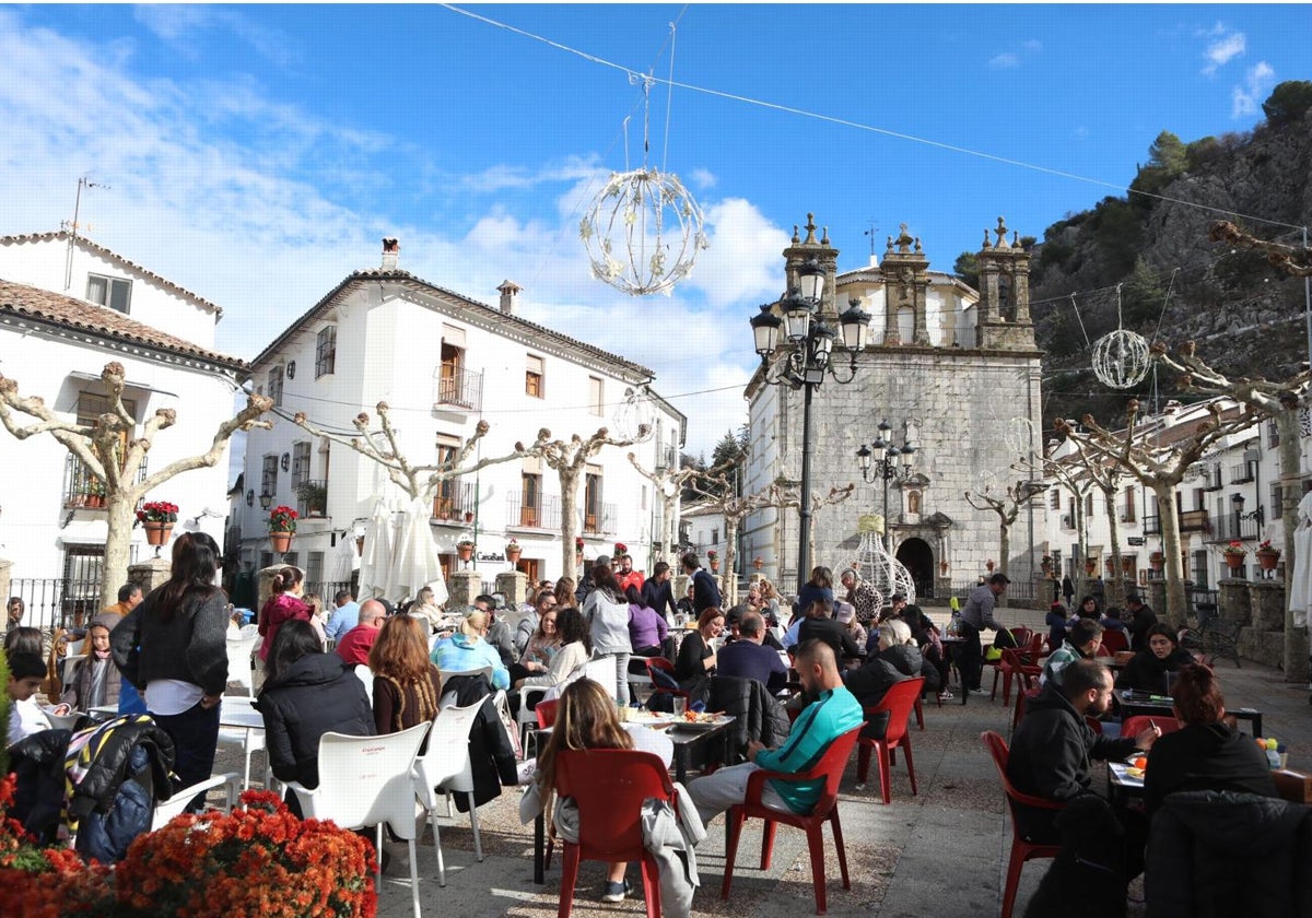 Turistas en una terraza en Grazalema.