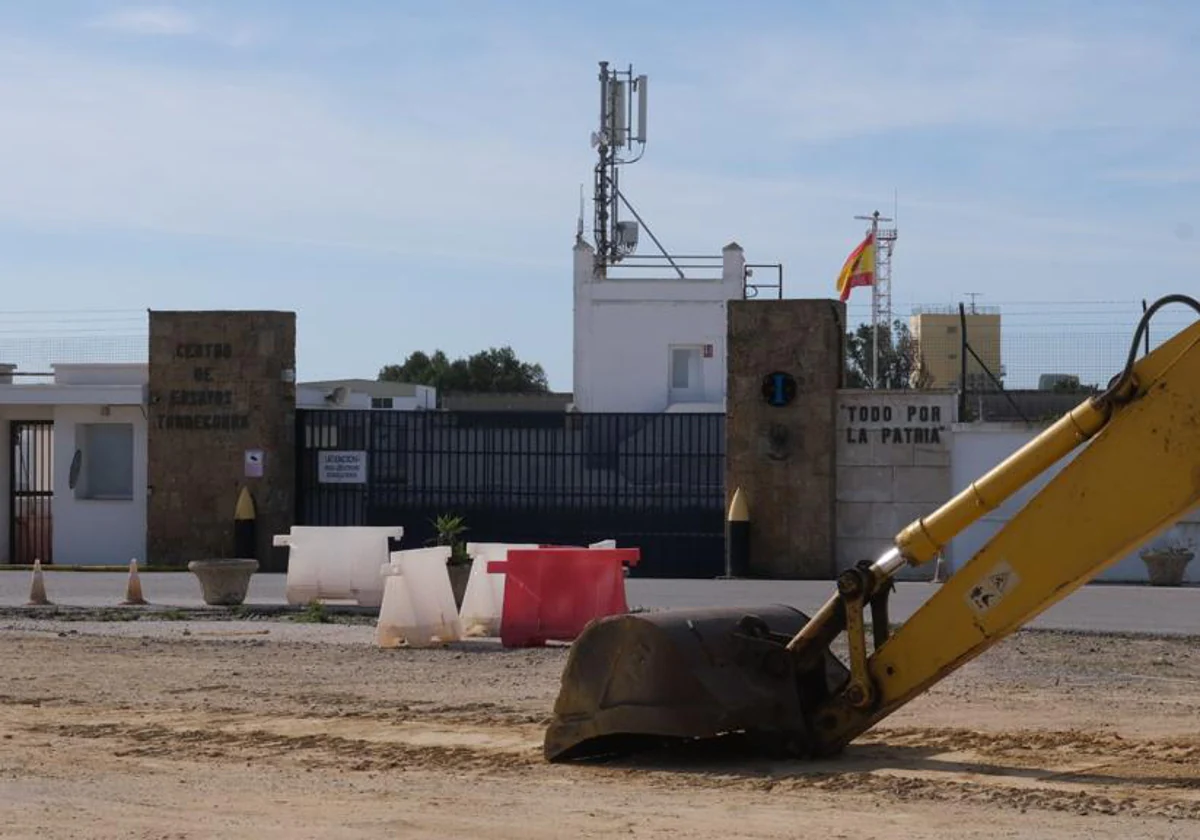 Obras en el carril de tierra en la puerta del Centro de Ensayos Torregorda, entre Cádiz y San Fernando.