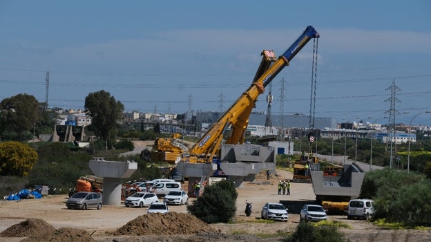 Colocación de las primeras vigas del tablero del viaducto