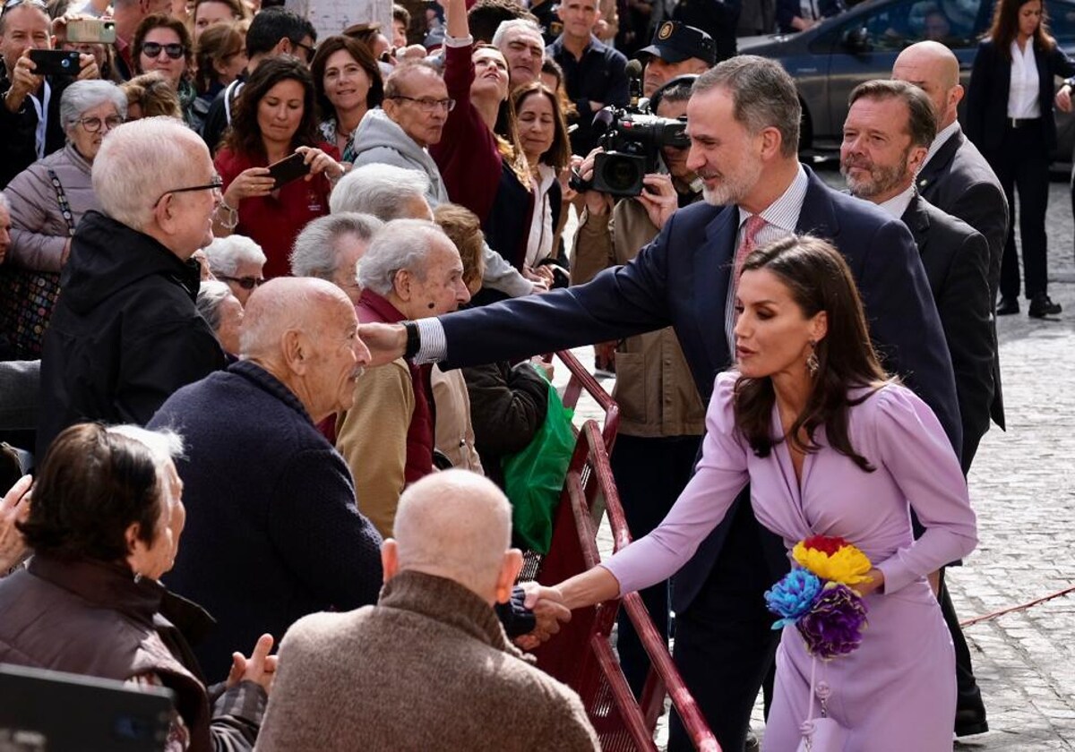 Los mayores de la residencia Fragela aguardaban a las puertas del teatro Falla la llegada de Sus Majestades los Reyes de España, a quienes agasajaron con regalos hechos por ellos mismos.
