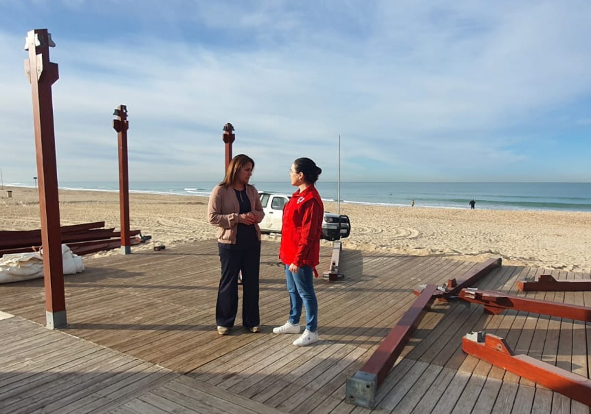 Las playas de Chiclana se ponen a punto para la Semana Santa