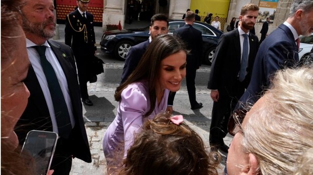 La Reina, saludando a ciudadanos congregados a las puertas de la Casa de Iberoamérica.