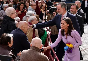 El vestido malva de la Reina Letizia en su visita a Cádiz y su apoyo a la moda andaluza