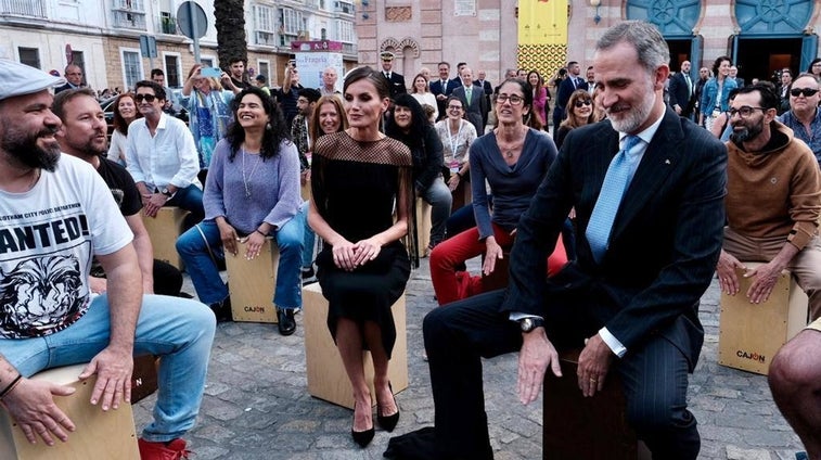 Vídeo: Los Reyes se animan a tocar el cajón en la puerta del Gran Teatro Falla de Cádiz en el Congreso de la Lengua