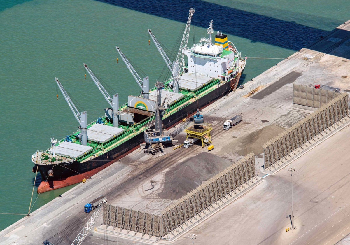 Descarga de graneles en el muelle de La Cabezuela