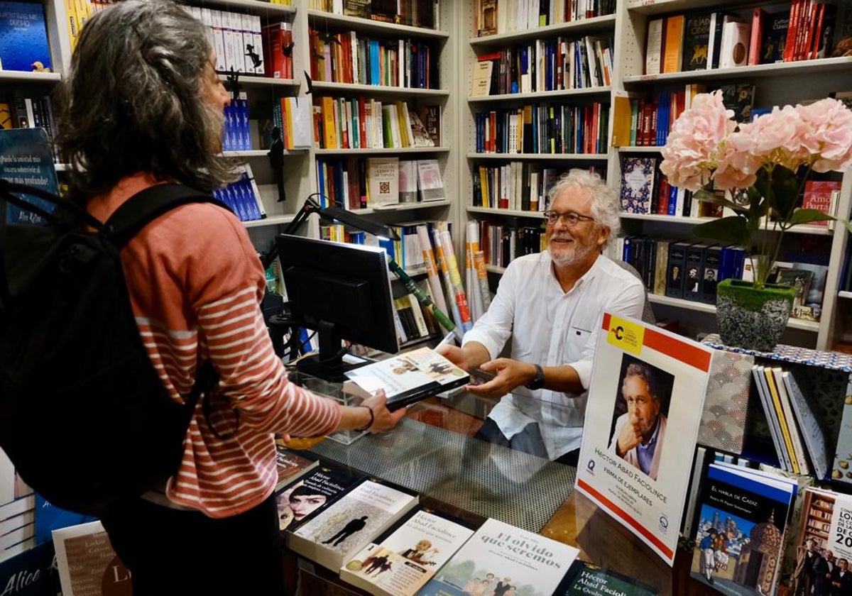 El escritor colombiano  Héctor Abad firmando libros en Quorum.