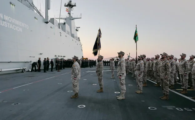 En primer plano, los infantes de Marina sobre la cubierta del 'Juan Carlos I' a su llegada a Rota.