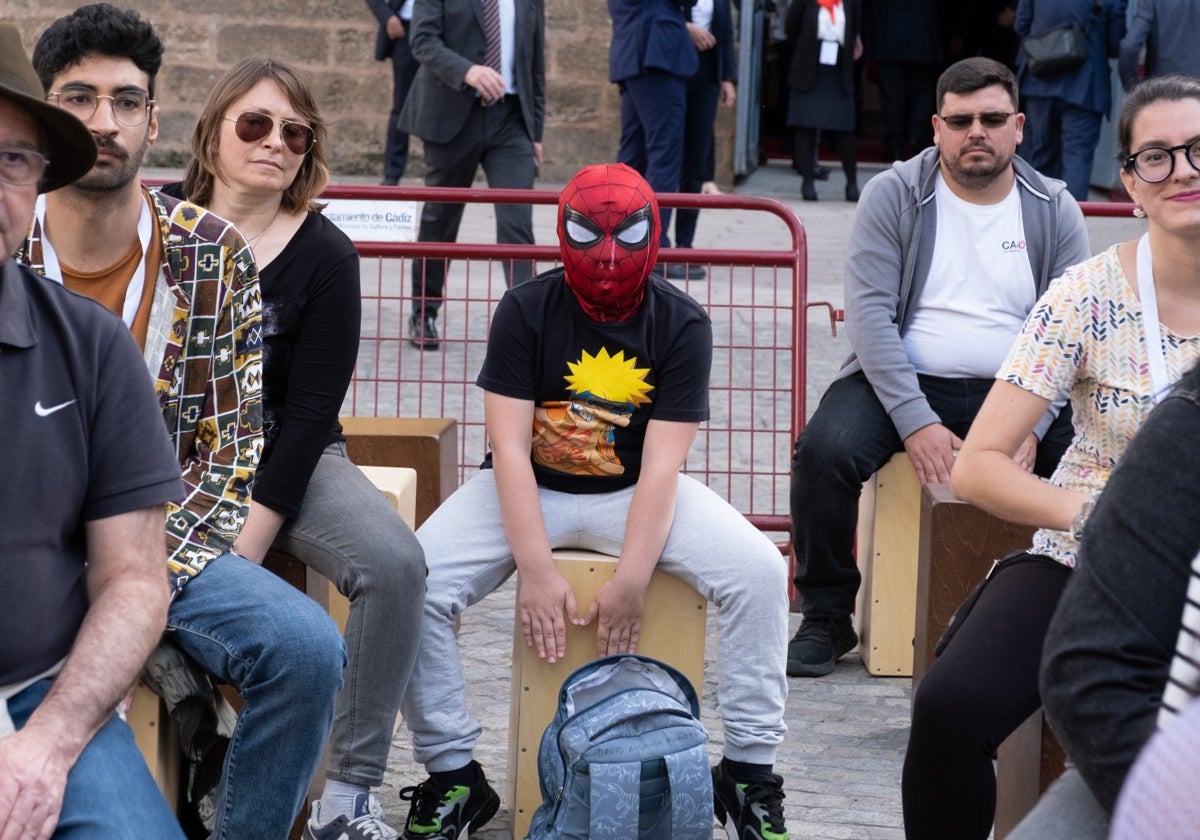 Un niño disfrazado de Spiderman en el Congreso de la Lengua en Cádiz