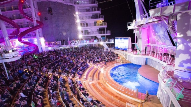 El crucero &#039;Symphony of the Seas&#039; de Royal Caribbean hace su puesta a punto en Cádiz