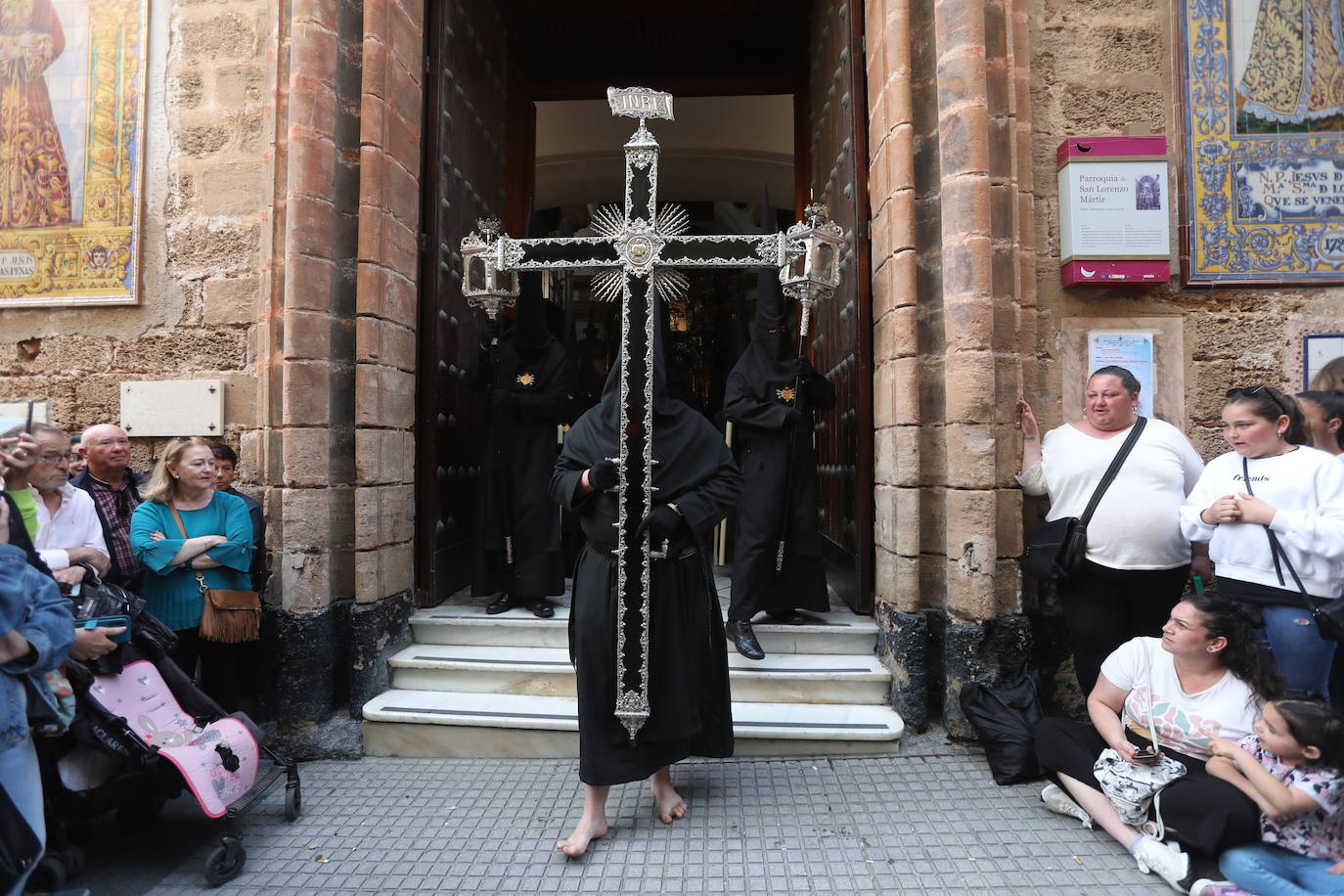 Fotos: Dolores de Servitas protagoniza la primera jornada de la Semana Santa en Cádiz