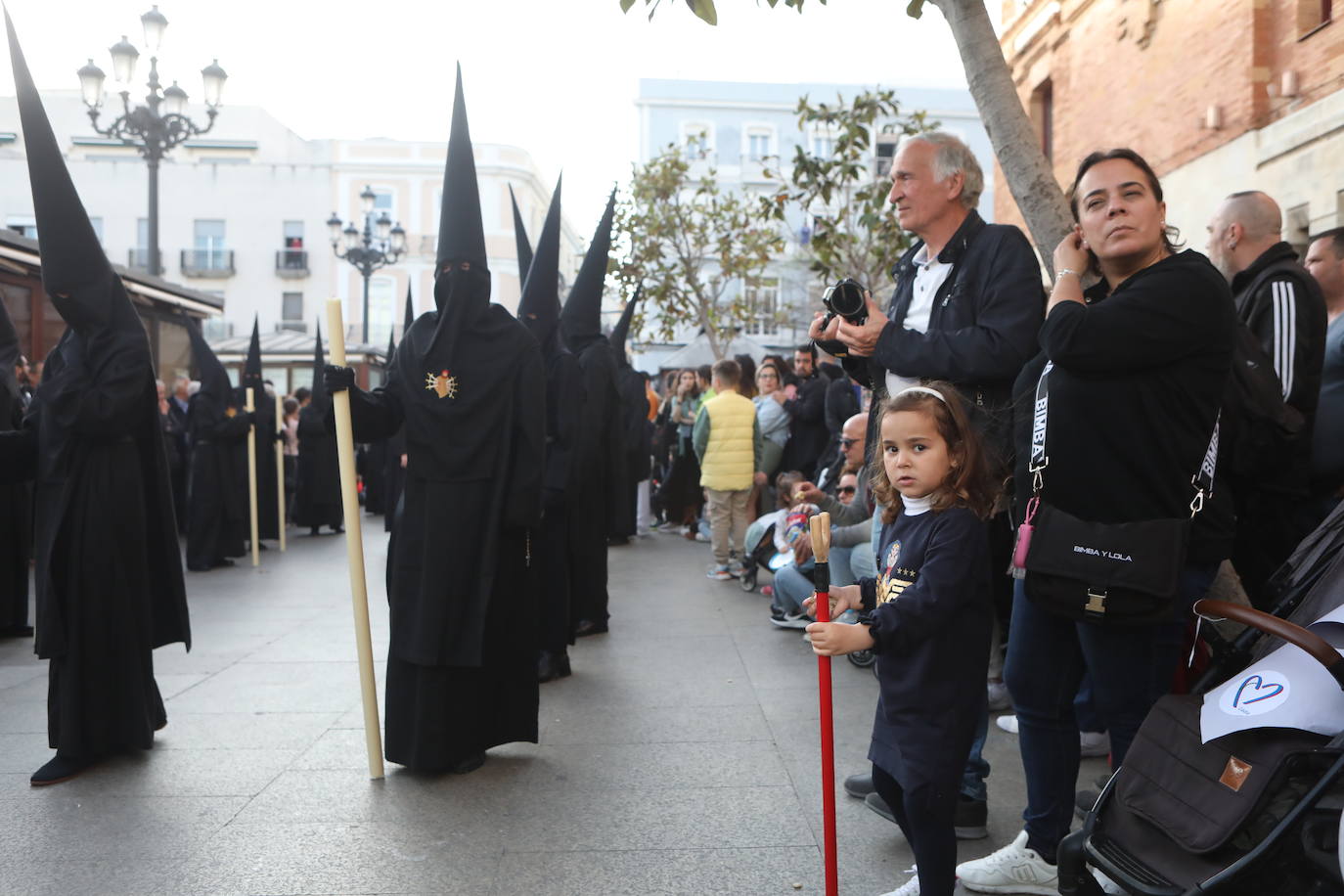 Fotos: Dolores de Servitas protagoniza la primera jornada de la Semana Santa en Cádiz