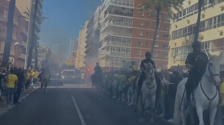 Vídeo: Máxima efusividad en la previa del partido Cádiz - Sevilla