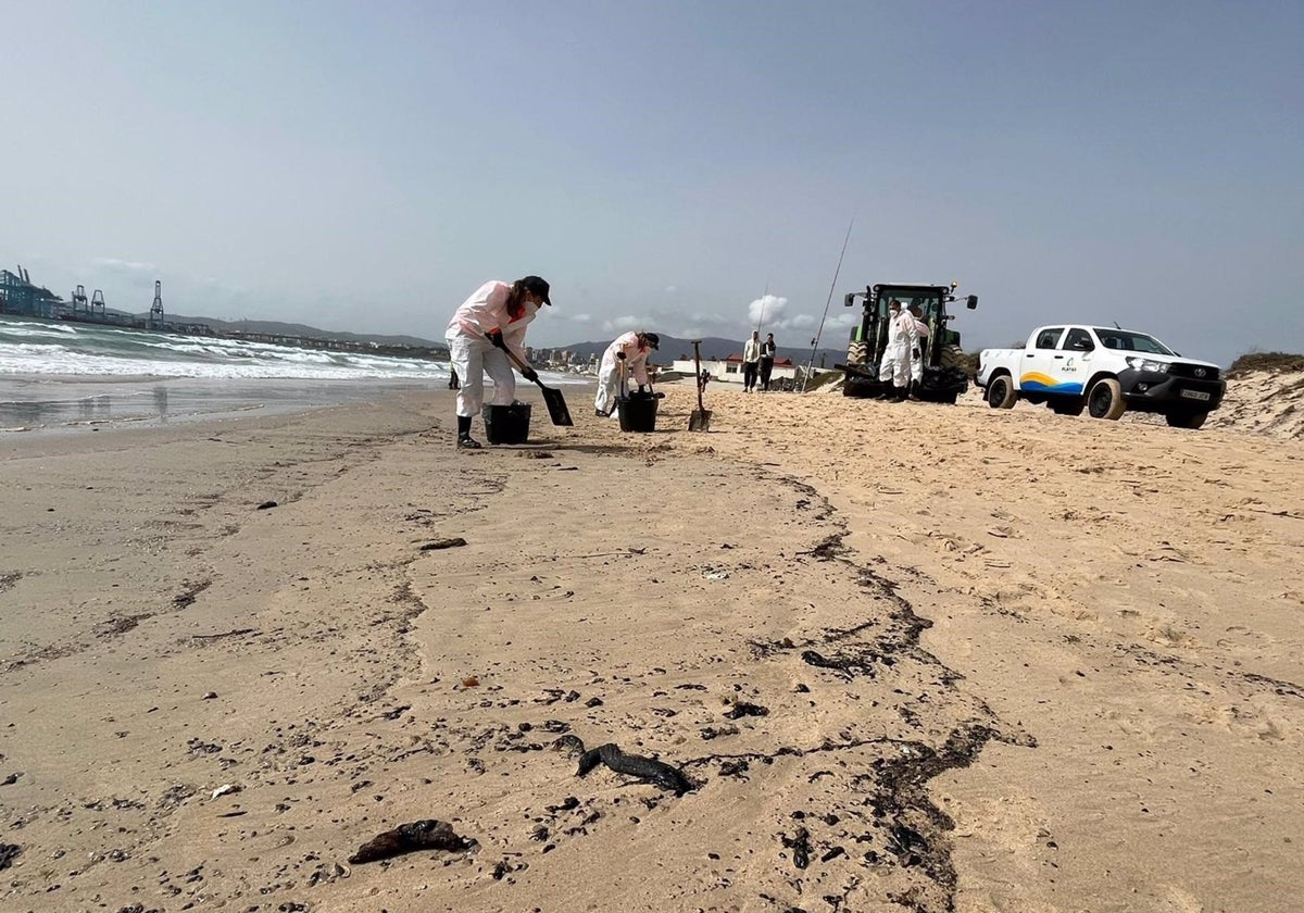 Labores de limpieza de restos de hidrocarburo en la playa de El Rinconcillo de Algeciras