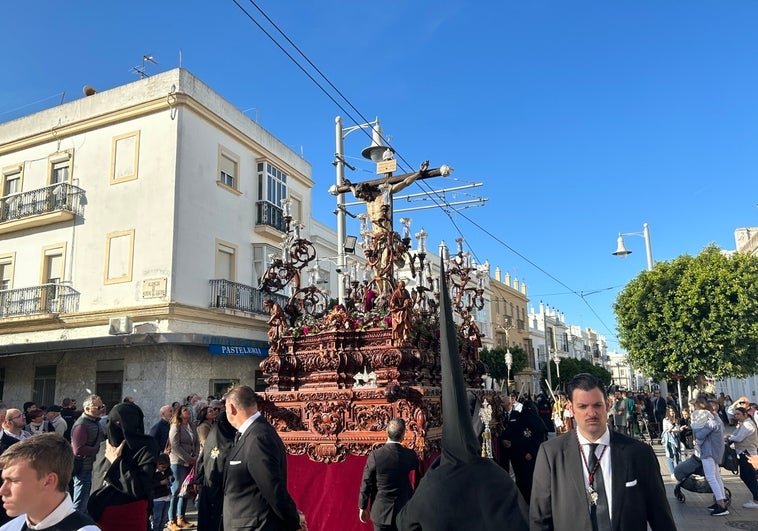 El levante impide la salida de la hermandad del Rosario en San Fernando y empaña un gran Viernes Santo