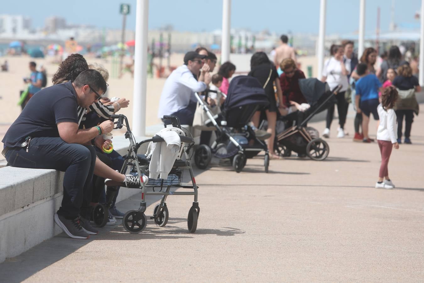 Fotos: Cádiz llena sus playas en Semana Santa