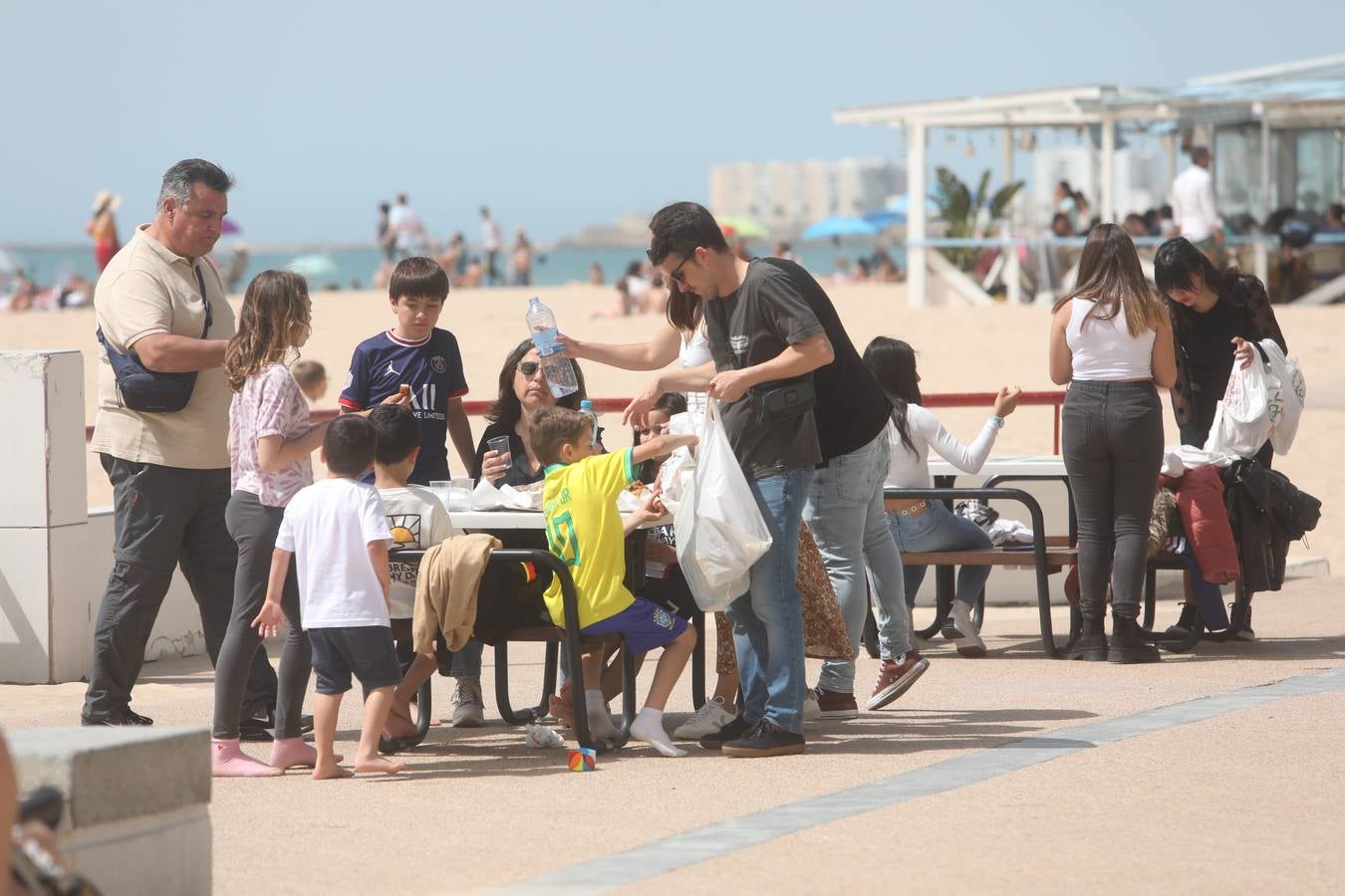 Fotos: Cádiz llena sus playas en Semana Santa