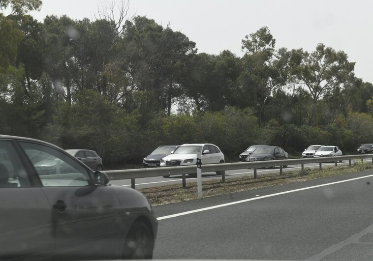 Los sevillanos atascan la autopista en su regreso de las playas de Cádiz