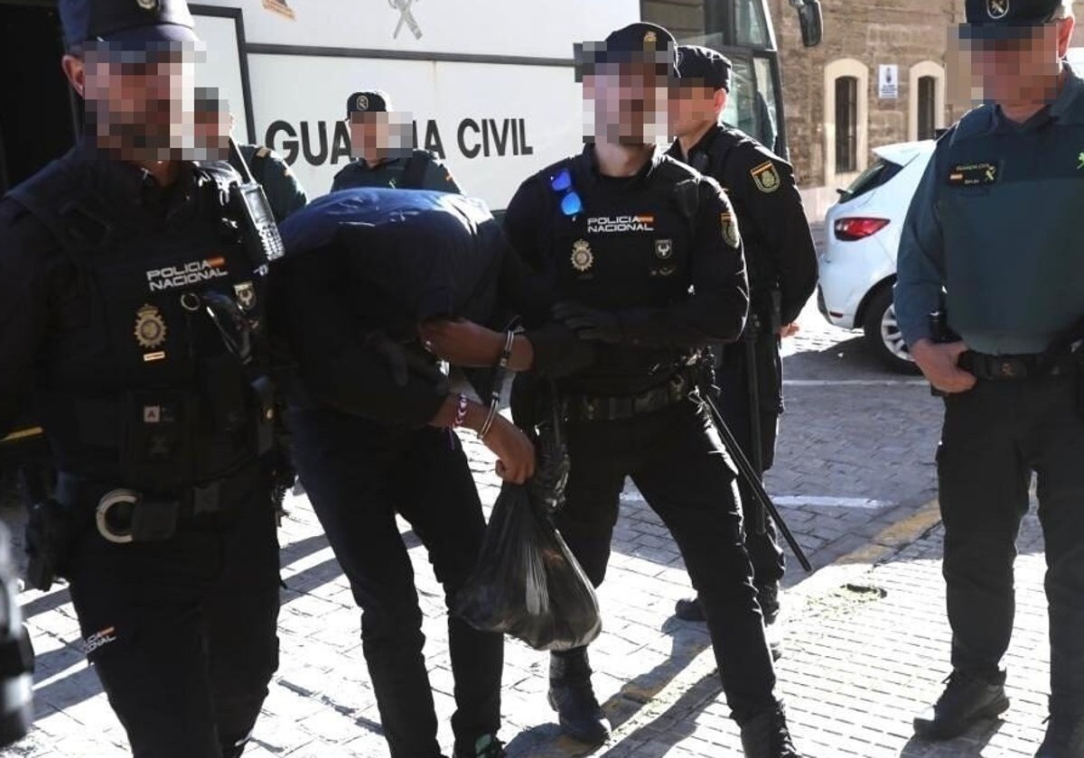 Uno de los procesados entra en la Audiencia custodiado para la celebración del juicio.