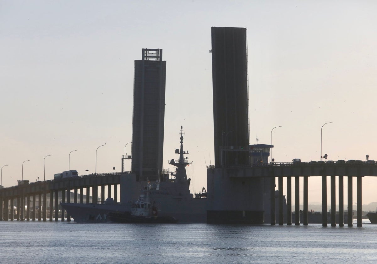 La quinta corbeta saudí saliendo este martes a realizar las pruebas en  la Bahía de Cádiz por el puente Carranza