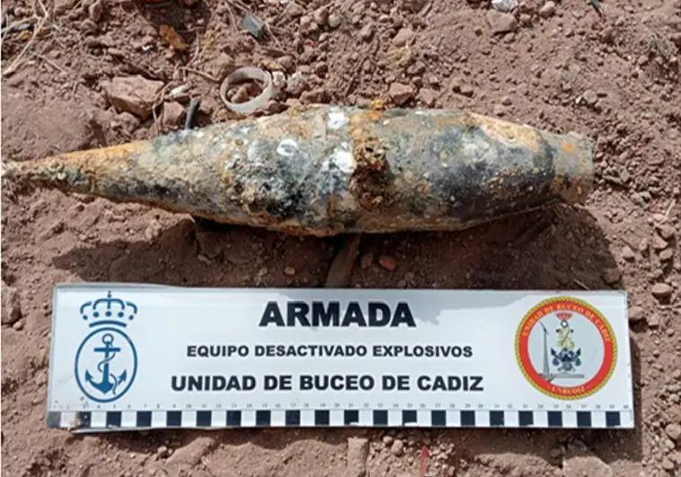 La Unidad de Buceo de Cádiz neutraliza un cohete contracarro en Melilla