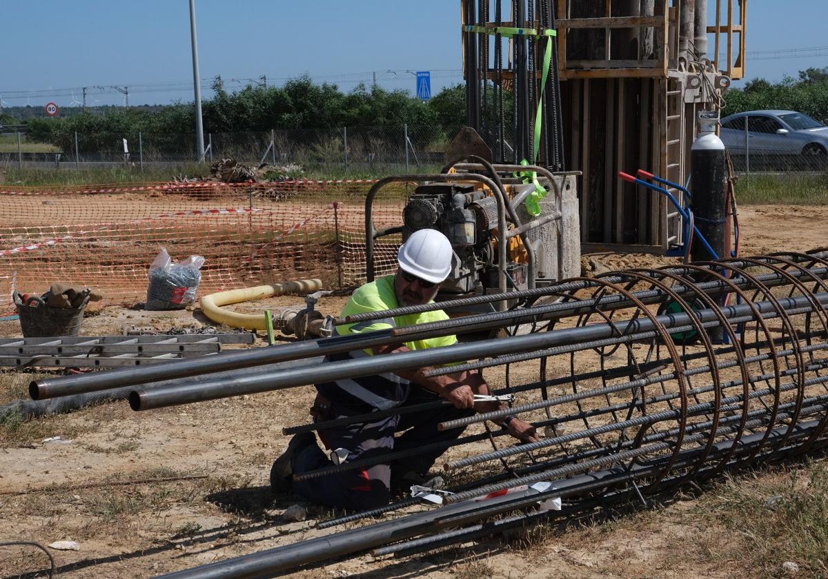 Operario trabajando en la futura pasarela