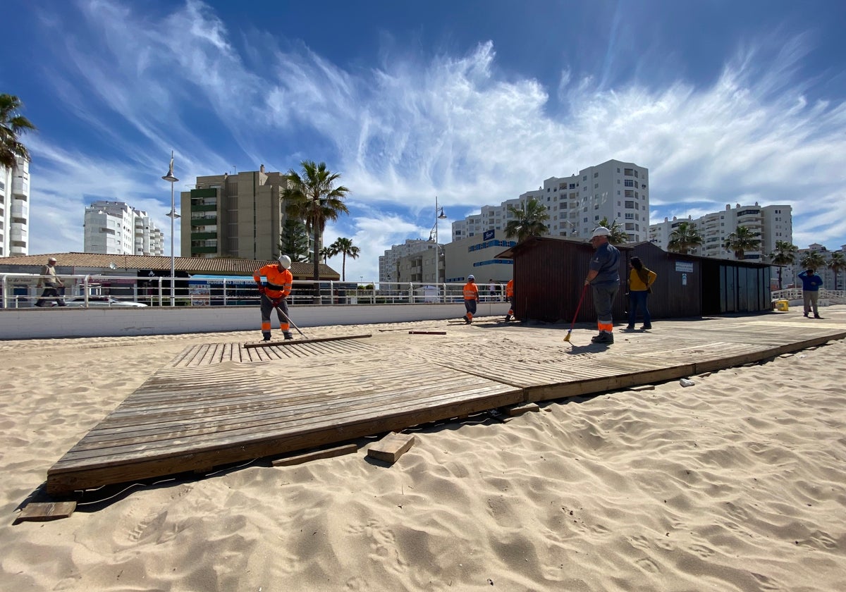 Los técnicos preparan las playas de El Puerto