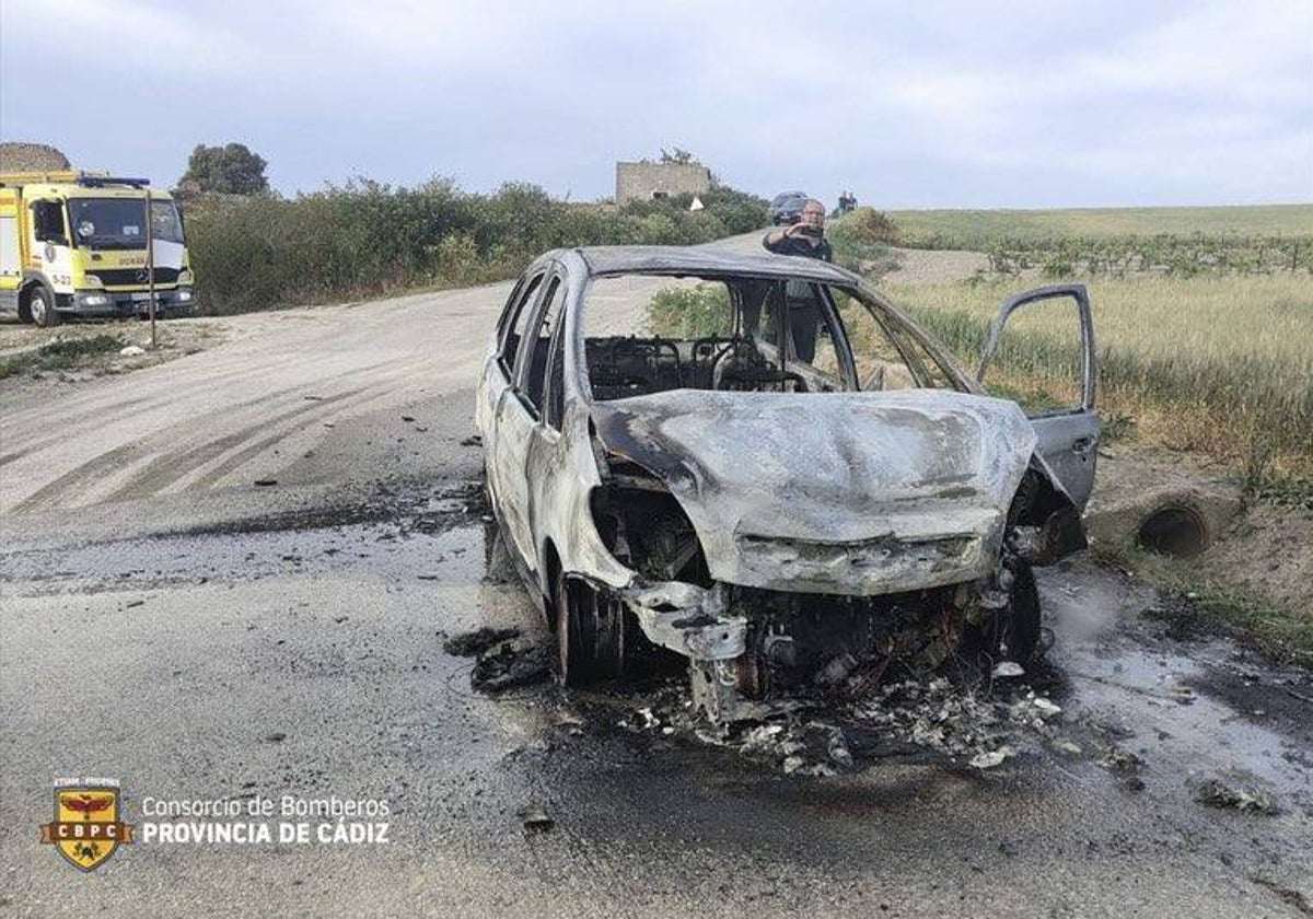 Un coche sale ardiendo en un accidente de tráfico en Trebujena